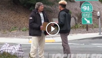 Esse morador de rua recebeu 100 dólares, veja o que ele fez com o dinheiro