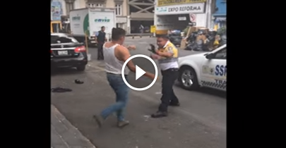 Caminhoneiro raivoso desce o cacete em agente de trânsito após receber multa