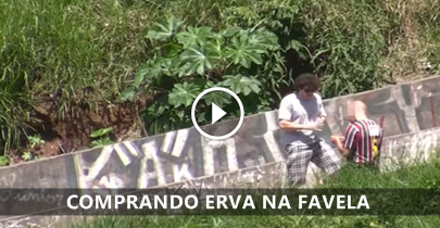 Pegadinha - Comprando uma ervinha na favela