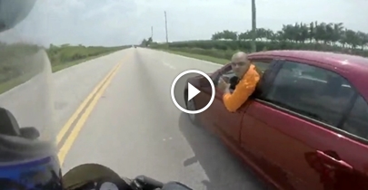 Quando um motociclista e um motorista se estranham numa rodovia