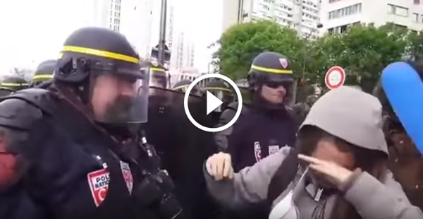 Policial decepa mão de feminista durante protesto
