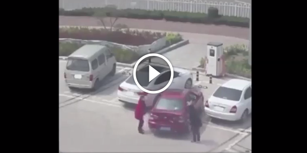 A incrível batalha de duas mulheres tentando estacionar um carro