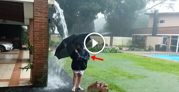 Veja só o que aconteceu com este garoto que brincava na chuva, durante uma tempestade
